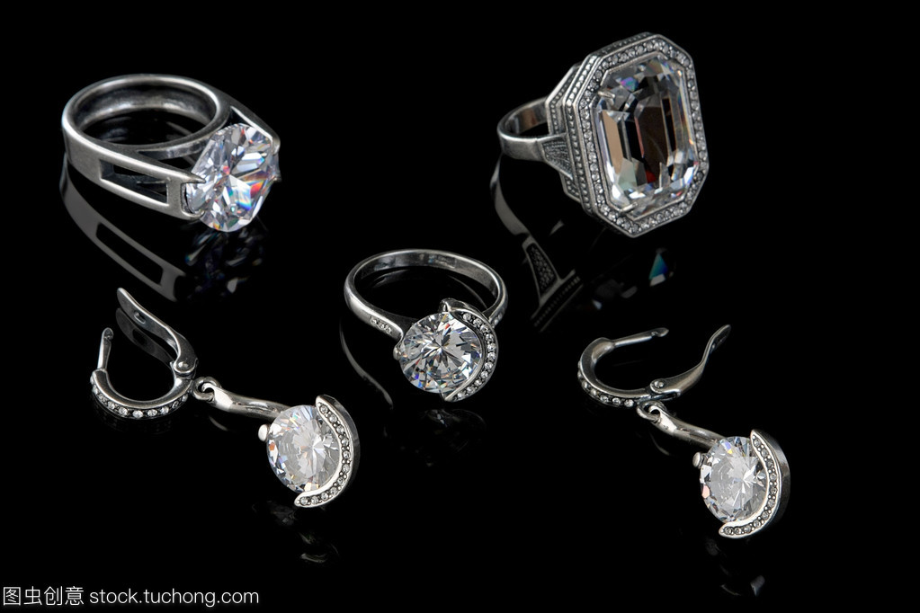 珠寶首飾 璀璨之光，映照千年文明與時(shí)尚風(fēng)華